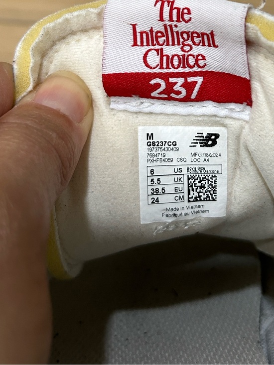 New Balance Men NEW BALANCE 237 Retro Sneakers in White & Black